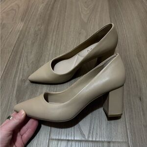Deltas pumps, nude